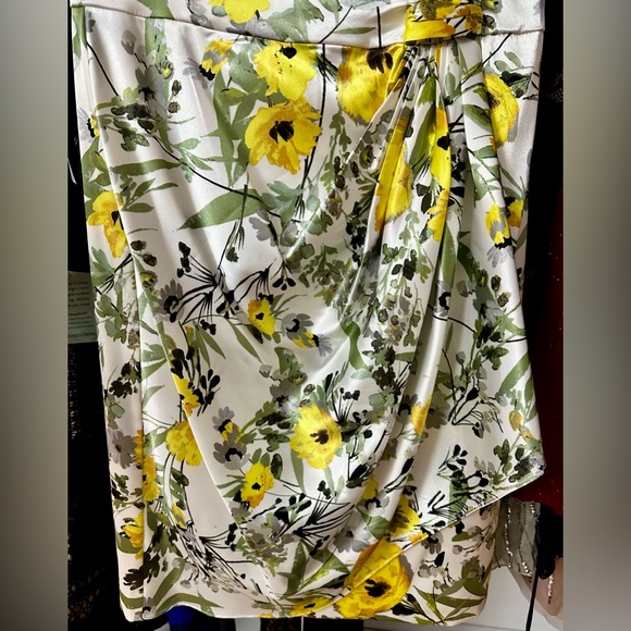 💛🌿🌼 White Satin Floral Dress 💛🌿🌼 Stunning! 🤍Size 14 - Picture 3 of 7